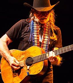 Willie Nelson na pódiu počas koncertu