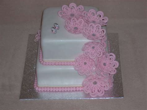 Ružová torta s anjelikom a kvetmi