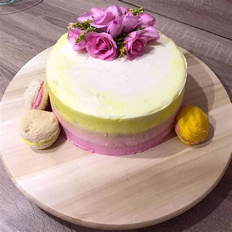 Ilustrácia dúhovej torty s farebnými vrstvami