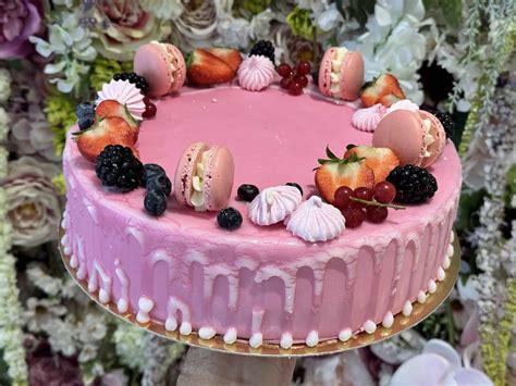 Obrázok jahodovej torty zdobenej marcipánom