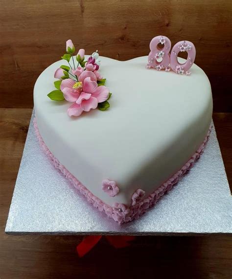 Torta v tvare srdca s jahodovou výzdobou