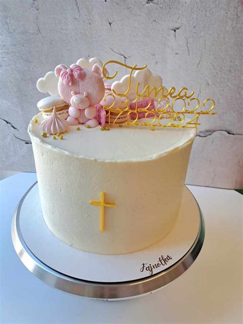Nádherne zdobená torta na krst s fondánovými kvetmi