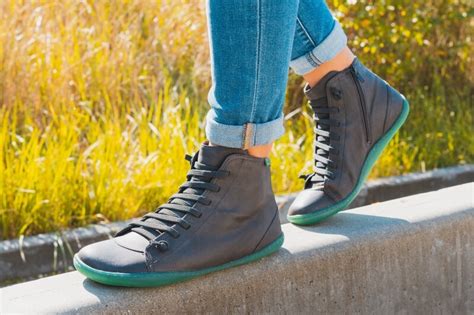 Deti kráčajúce v barefoot topánkach po tráve