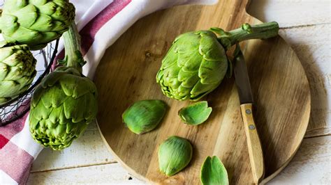 Surové artičoky pripravené na varenie