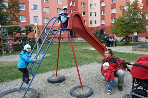 Deti hrájúce sa na ihrisku, podpora aktívneho pohybu
