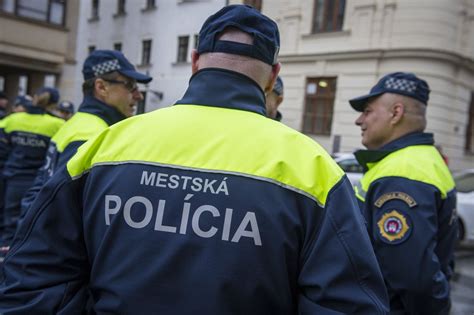 Ilustračná fotografia polície s dopravným apelom