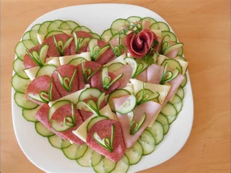 Rozmanito obložený tanier s ovocím a zeleninou v tvare zvieratka