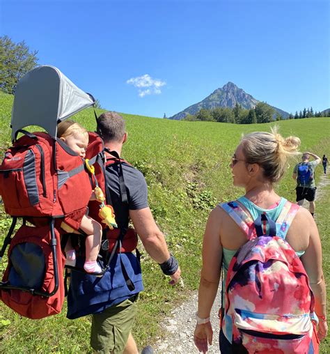 Mama s dieťaťom v turistickom nosiči na horách