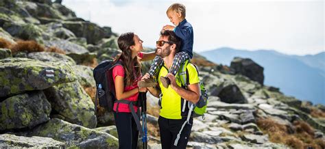 Rodina na turistike s nosičom