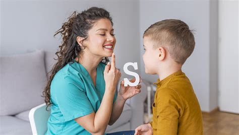 Infografika porovnávajúca vývoj reči u detí