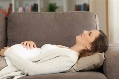 žena relaxuje v tehotenstve