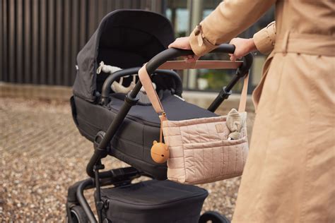 Ilustrácia nástenného držiaka na kočík