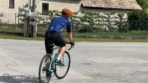 Porovnanie prekrytia hlavy rôznymi prilbami