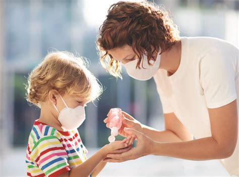 Logopéd pracuje s dieťaťom