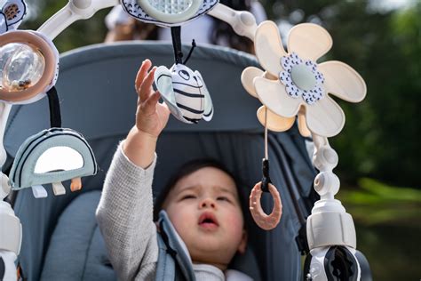 koláž rôznych modelov univerzálnych hrazdičiek na kočík