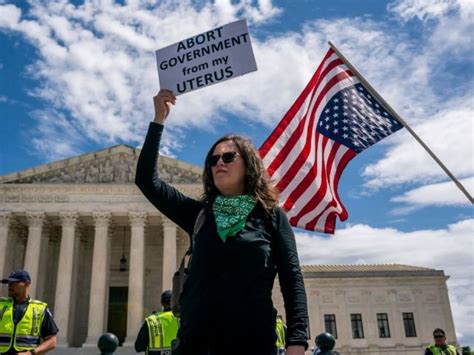 Demonštranti protestujúci pred budovou Najvyššieho súdu USA