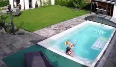 Dieťa v bazéne pod dohľadom dospelého