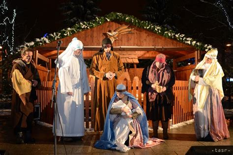 Traja králi sa klaňajú Ježiškovi