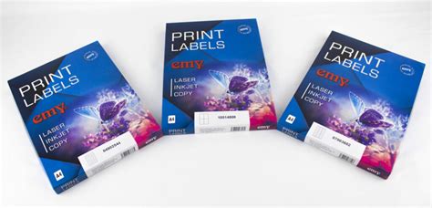 Ilustrácia s rôznymi typmi etikiet na fľašiach.