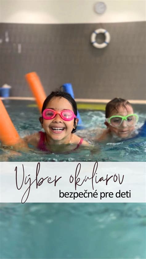 Deti sa učia plávať v bazéne