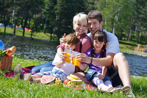 Rodina na jarnom pikniku