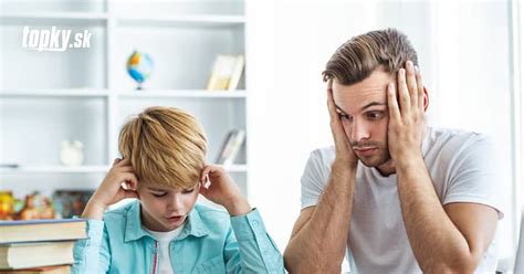 Dieťa s ADHD frustrovane si nevie poradiť s hračkami