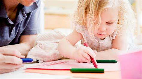 Dieťa kreslí na stojan