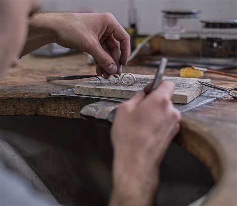 Zlatnícka dielňa s tradičnými nástrojmi