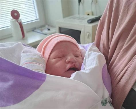 novorodenec na prsníku