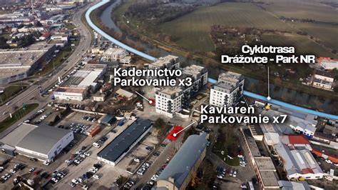 Záchranárske práce pri rieke