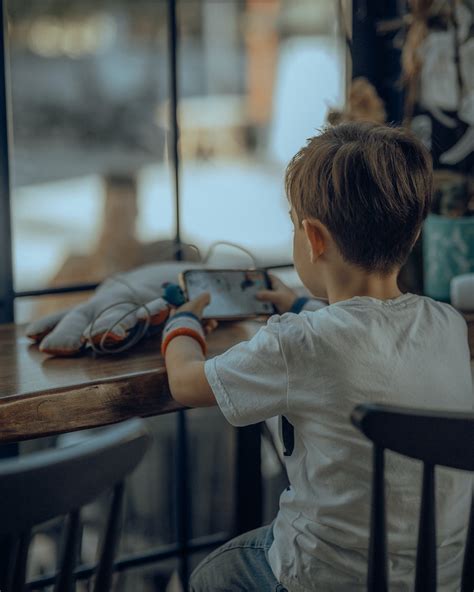 Ilustračná fotografia detí používajúcich mobilné telefóny