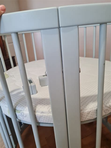 Detailná fotografia sieťovaného okna na cestovnej postieľke