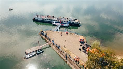 Výletná loď plávajúca po Zemplínskej šírave