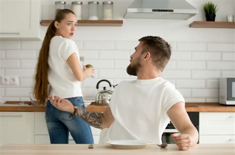 Muž a žena diskutujú o domácich prácach