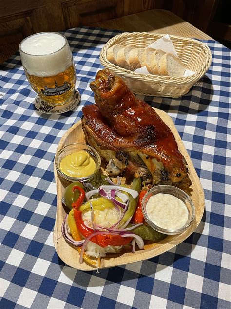 Detailná fotografia detskej ruky držiaccej kúsok jedla