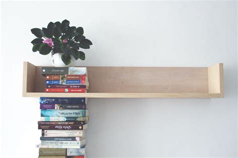 Knižná polica s literatúrou pre mladých čitateľov
