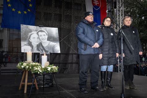 Kvetiny na hrobe Jána Kuciaka a Martiny Kušnírovej