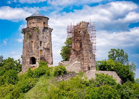 Pýšny hrad s pozlátenými prvkami