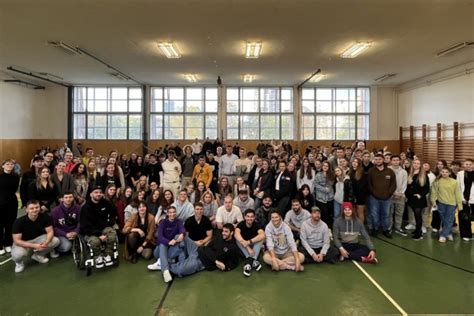 Ilustrácia znázorňujúca rôzne dôvody, prečo mladí ľudia siahajú po alkohole