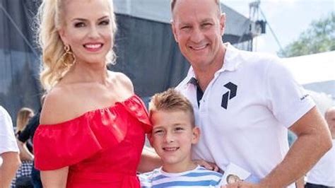 Zlatica Puškárová s manželom Patrikom Švajdom a synom Adamom