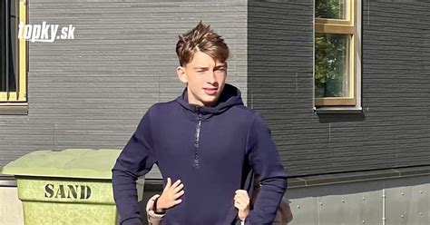 Syn Leo počas hokejového tréningu vo Švédsku