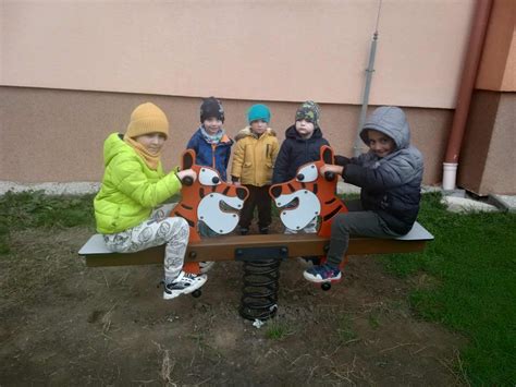 Deti hrajúce sa na školskom dvore materskej školy