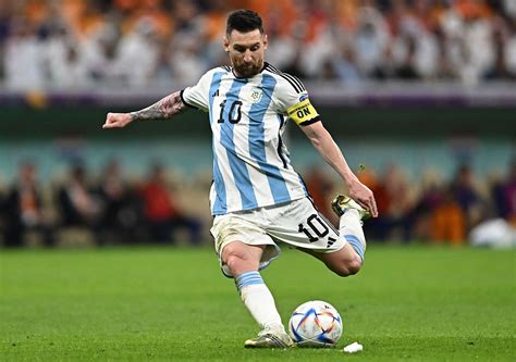Lionel Messi dribluje s loptou