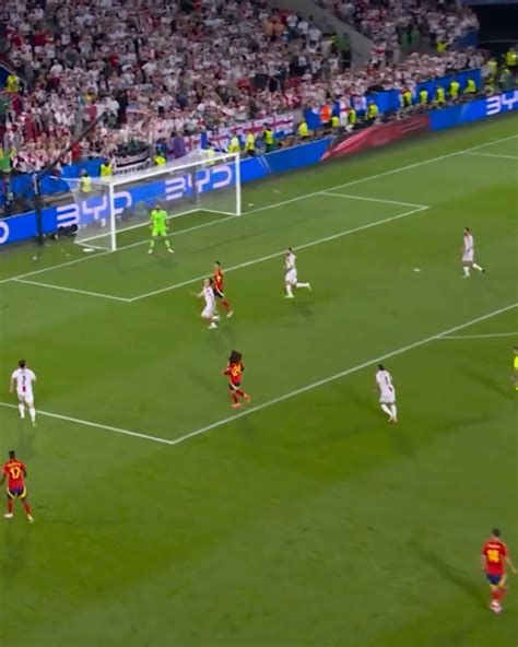 Futbalový hráč dribluje popod nohy súpera