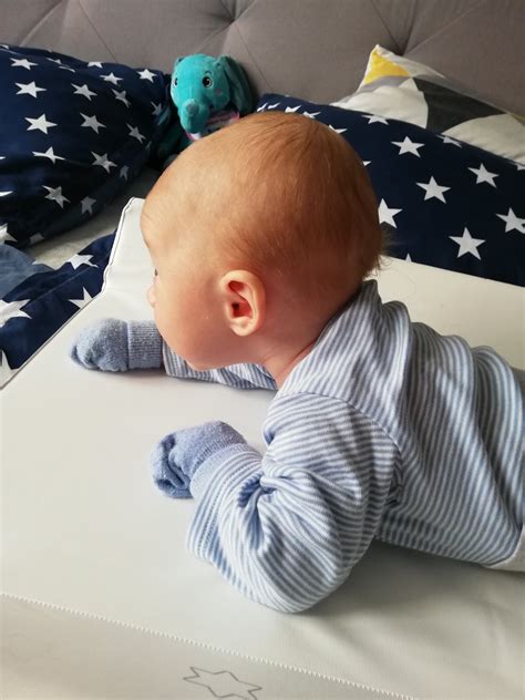 Dieťa na brušku zdvíha hlavičku a opiera sa o dlane.