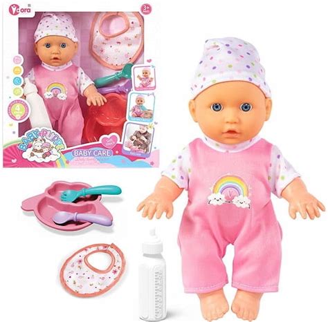 Bábätko sa smeje a reaguje na okolie.