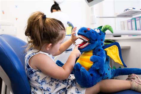 Ilustrácia dieťaťa pri návšteve zubára