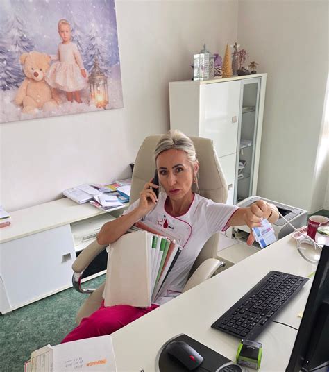 Ilustrácia ženy, ktorá pracuje na počítači a zároveň sa stará o dieťa.