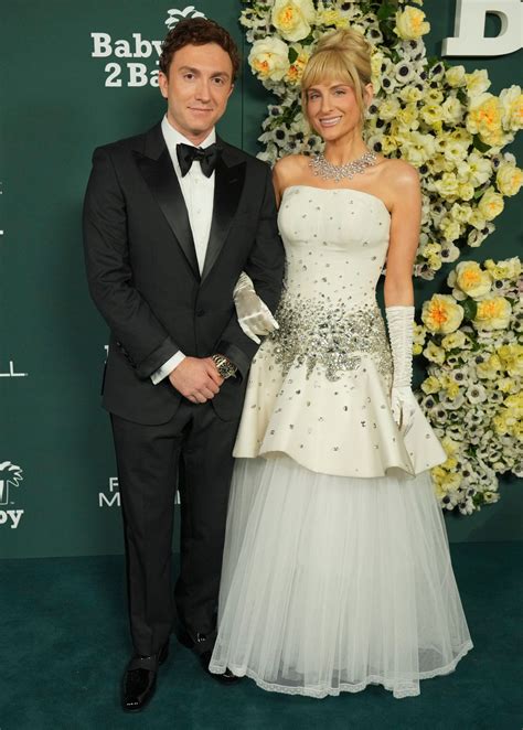 žena v práci sa snaží utajiť tehotenstvo