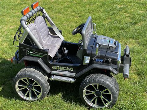 Interiér detského elektrického autíčka Peg Perego Gaucho Superpower s rádiom